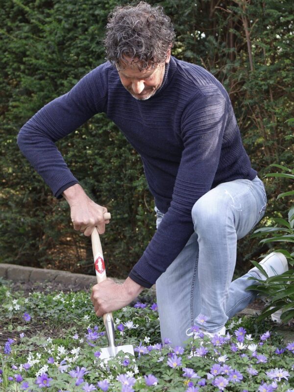 Sneeboer Piet Oudolf Handspade being used in the garden