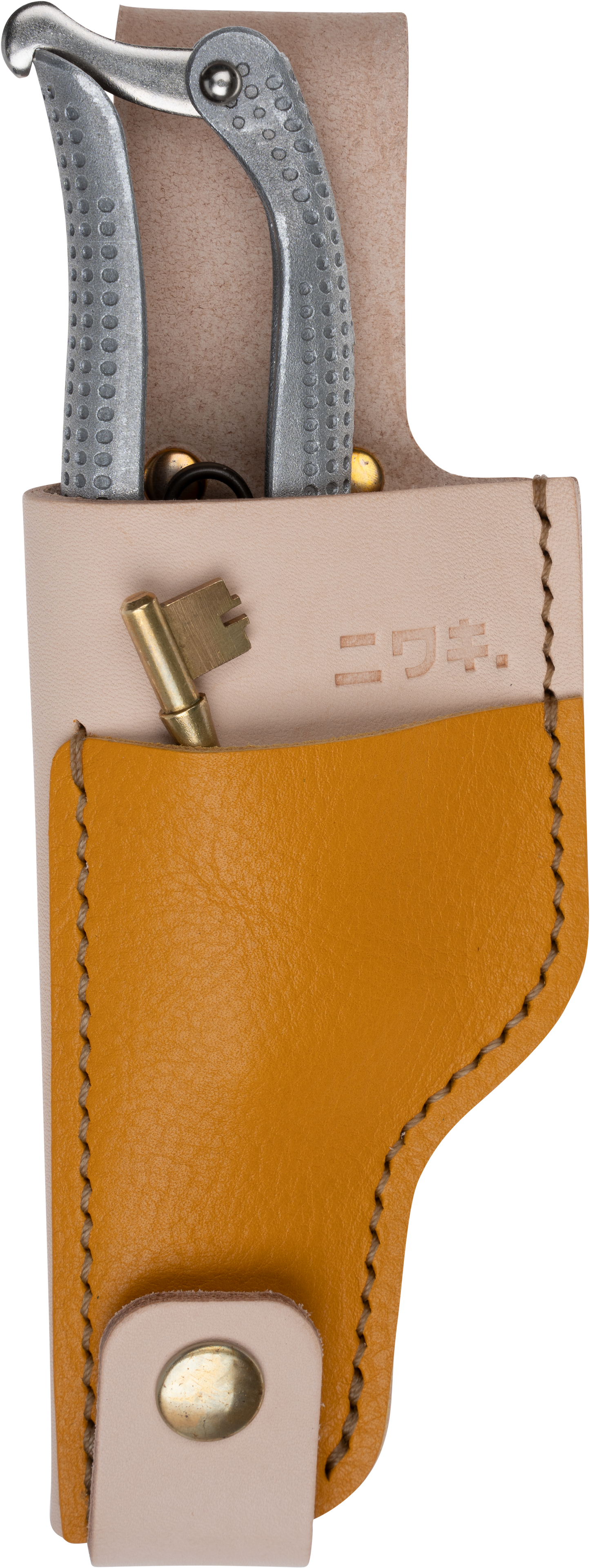 Niwaki Ueneko Holster holding Shumatsu Secateurs