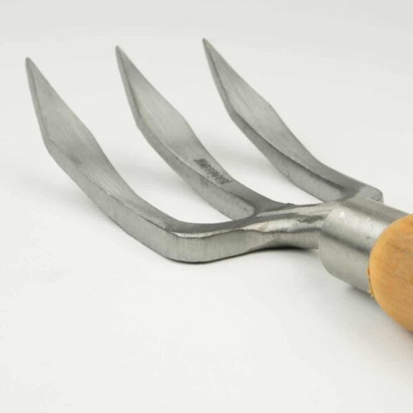 Sneeboer handheld Weeding Fork Cherry handle, side view of tines