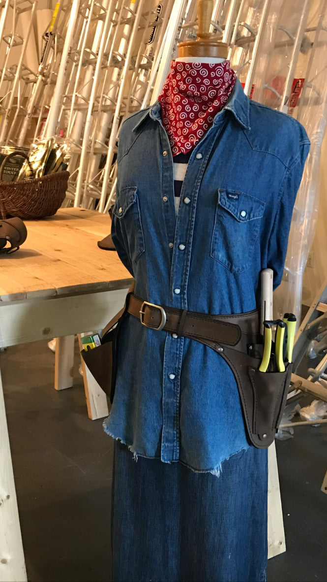 Deluxe Leather Garden Tool Belt 1.0 displayed on Mannequin