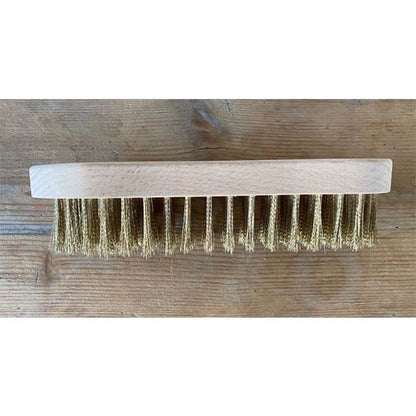 Side view of Sneeboer Brass Wire Hand Brush for cleaning soil and dirt off of digging and weeding tools