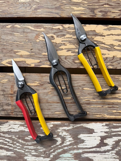 Display of Niwaki GR Pro Lightweight Secateurs & Tobisho Barracuda Snips