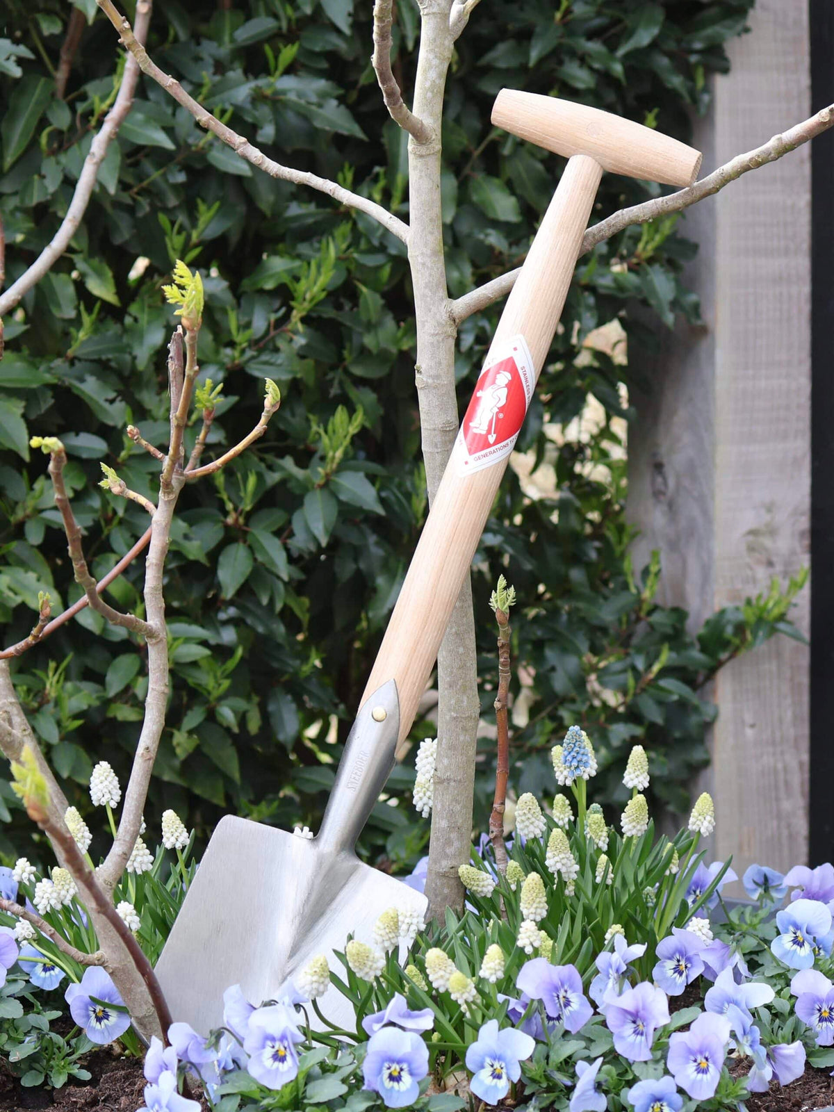 Sneeboer Piet Oudolf Handspade against garden background
