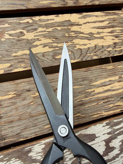 Niwaki Sentei Topiary Clippers close-up of blades