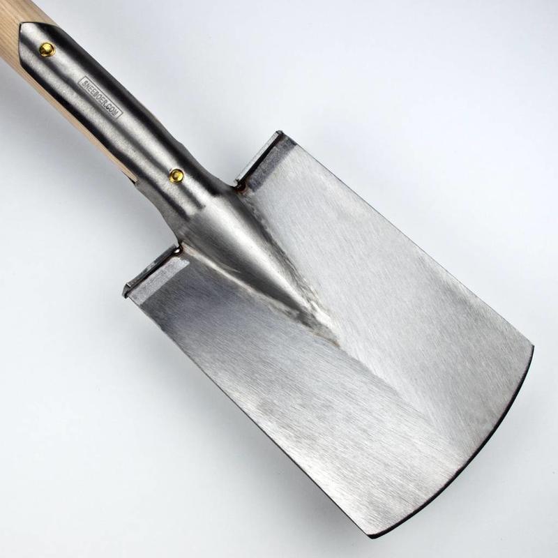Close-up of Sneeboer Border Spade with steps