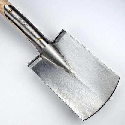Close-up of Sneeboer Border Spade with steps