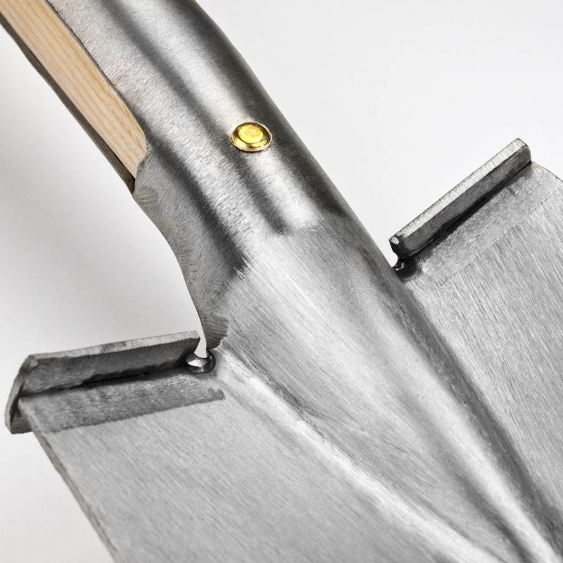 Close-up of Sneeboer Border Spade with steps