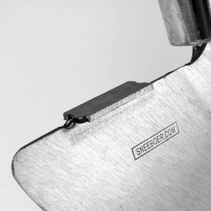 Sneeboer Lawn Edger close-up of steel step