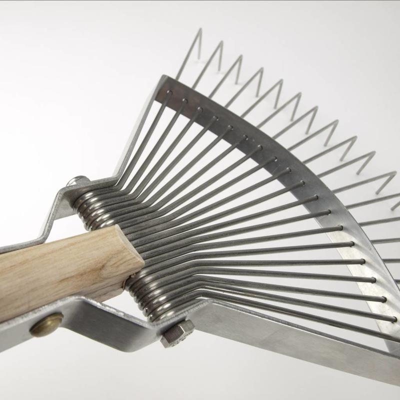 Sneeboer Leaf Rake 20 tines close up of handle and tines