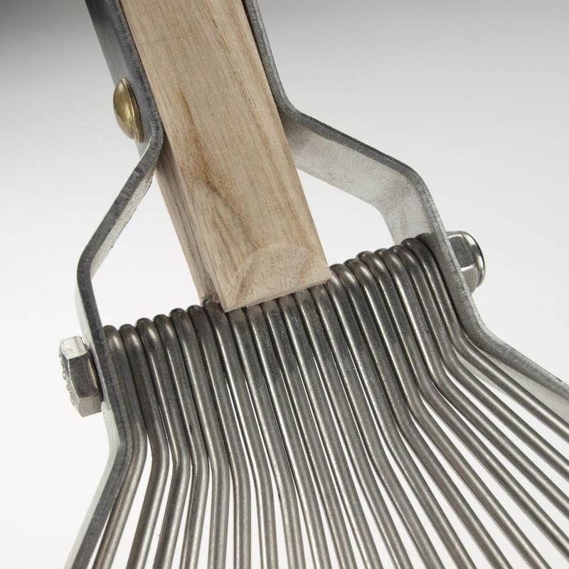 Sneeboer Leaf Rake 20 tines close up view of tines bolted to handle