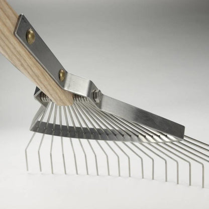 Sneeboer Leaf Rake 20 tines underside view of tines and handle