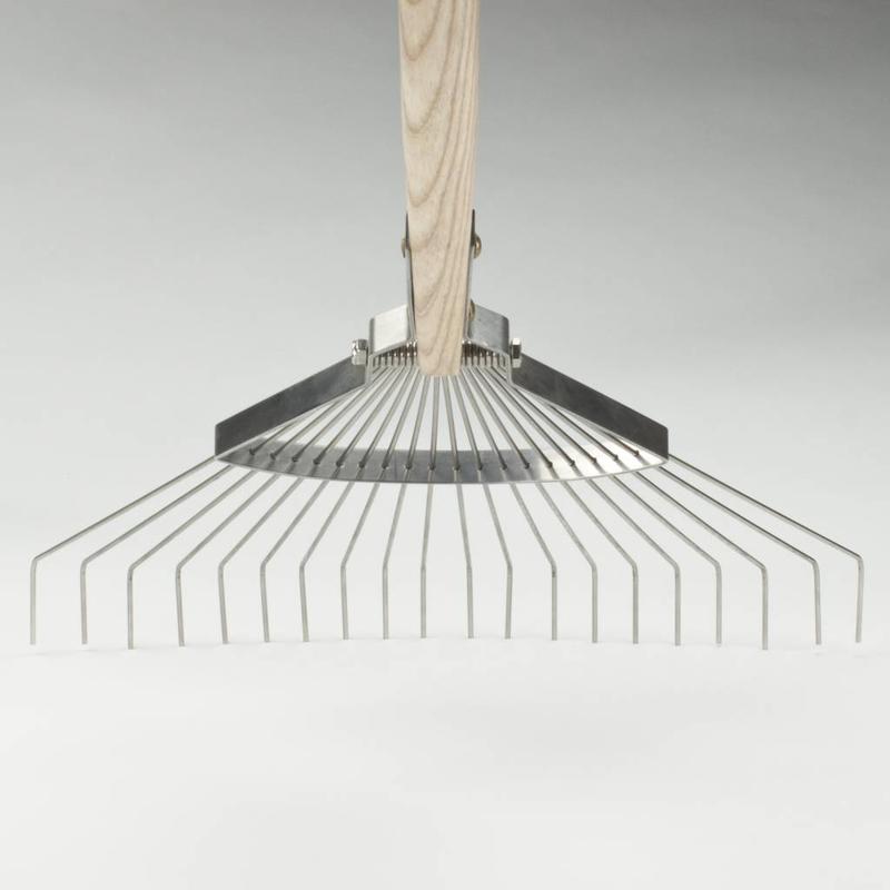 Sneeboer Leaf Rake 20 tines underside view of tines and handle