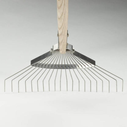 Sneeboer Leaf Rake 20 tines underside view of tines and handle