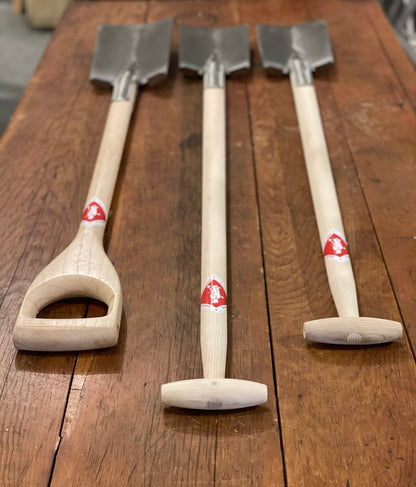 Close-up of Sneeboer Border Spade Standard, Tall & Sneeboer D-Handle Spade wooden handles