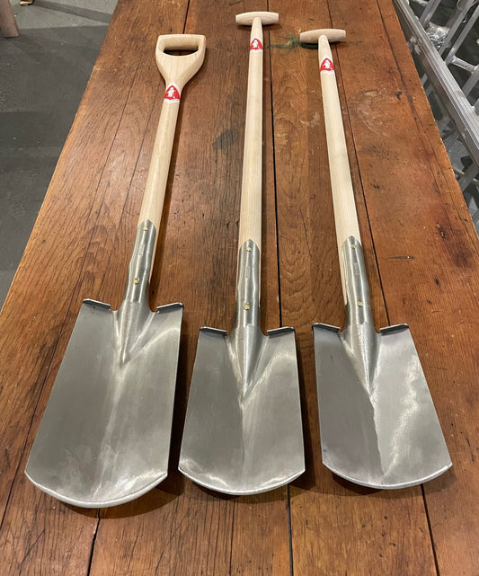 Sneeboer Border Spade Standard, Tall & Sneeboer D-Handle Spade pictured on wooden table