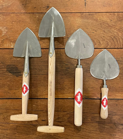 Sneeboer Great Dixter Short Fork, Old Dutch Trowels & Perennial Spade on a wooden table