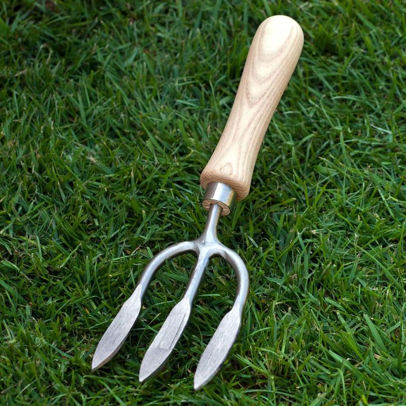 Sneeboer Weeding Fork on grass background